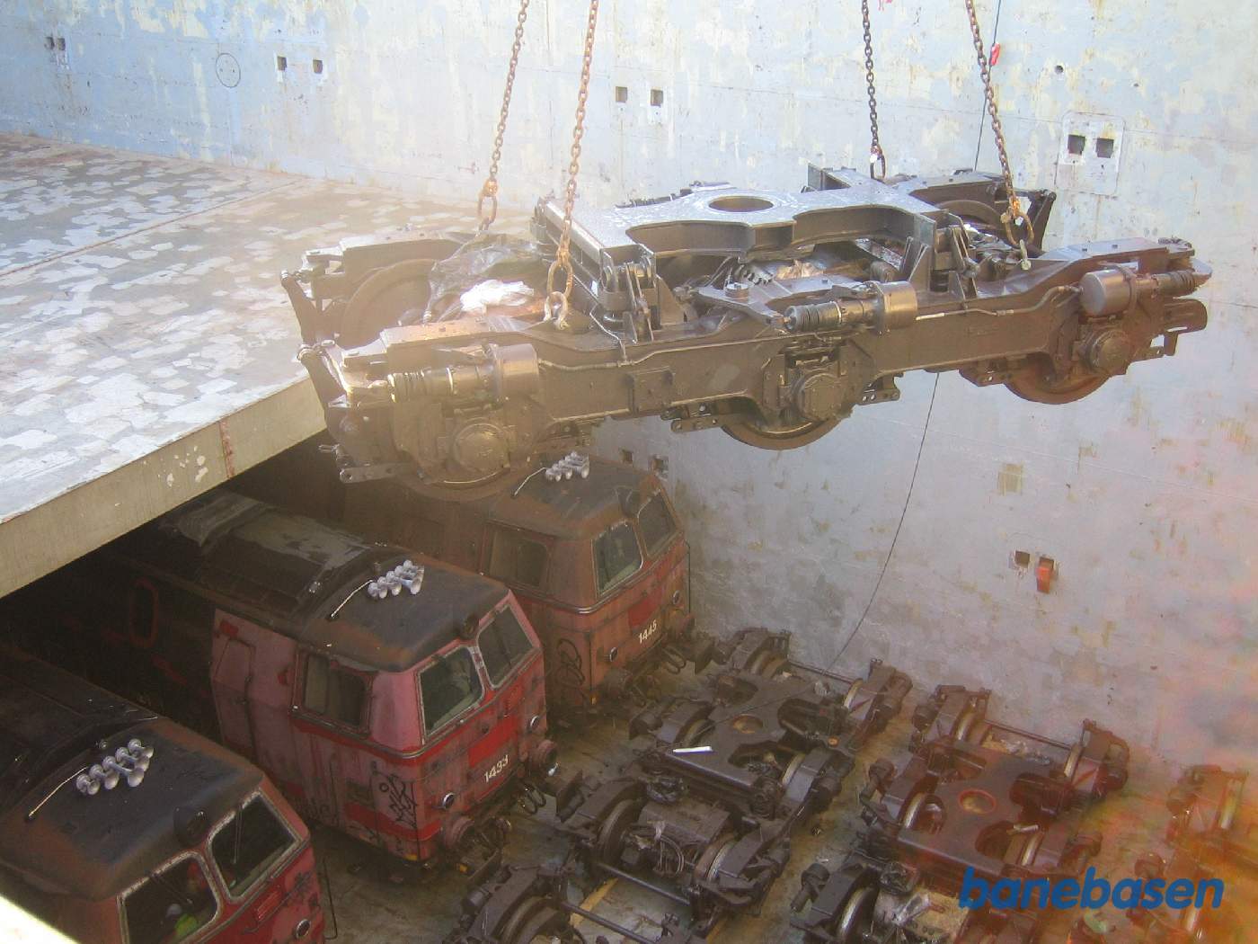 Bogien løftes ned i bunden af lastrummet. Bemærk at der er lagt et mellemdæk på til venstre