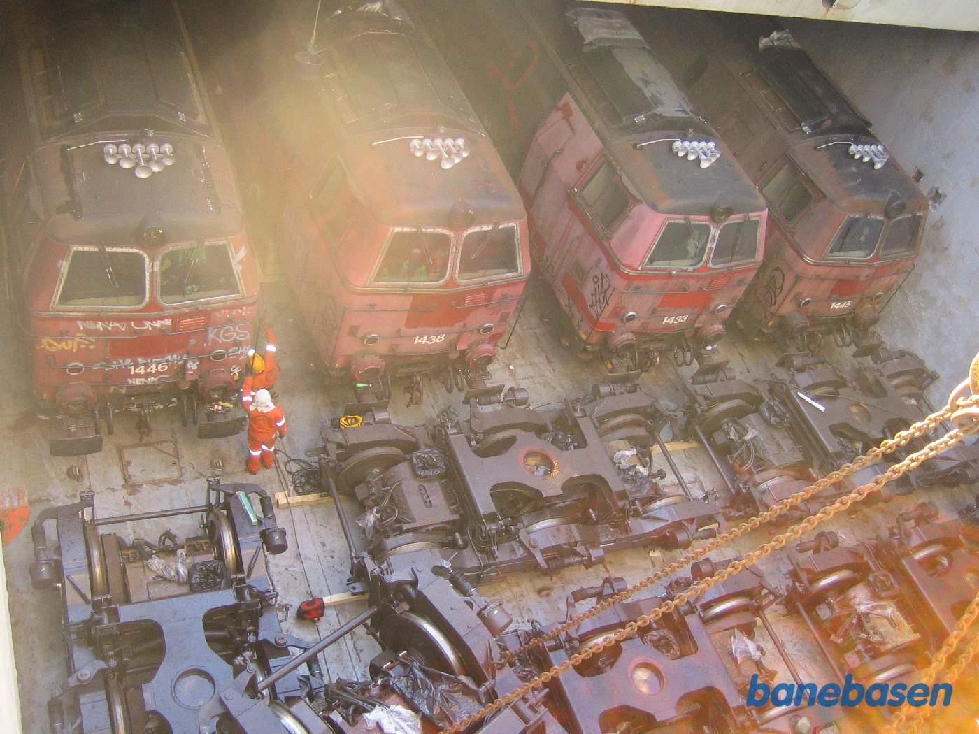 Bogien på vej ned i bunden af lastrummet