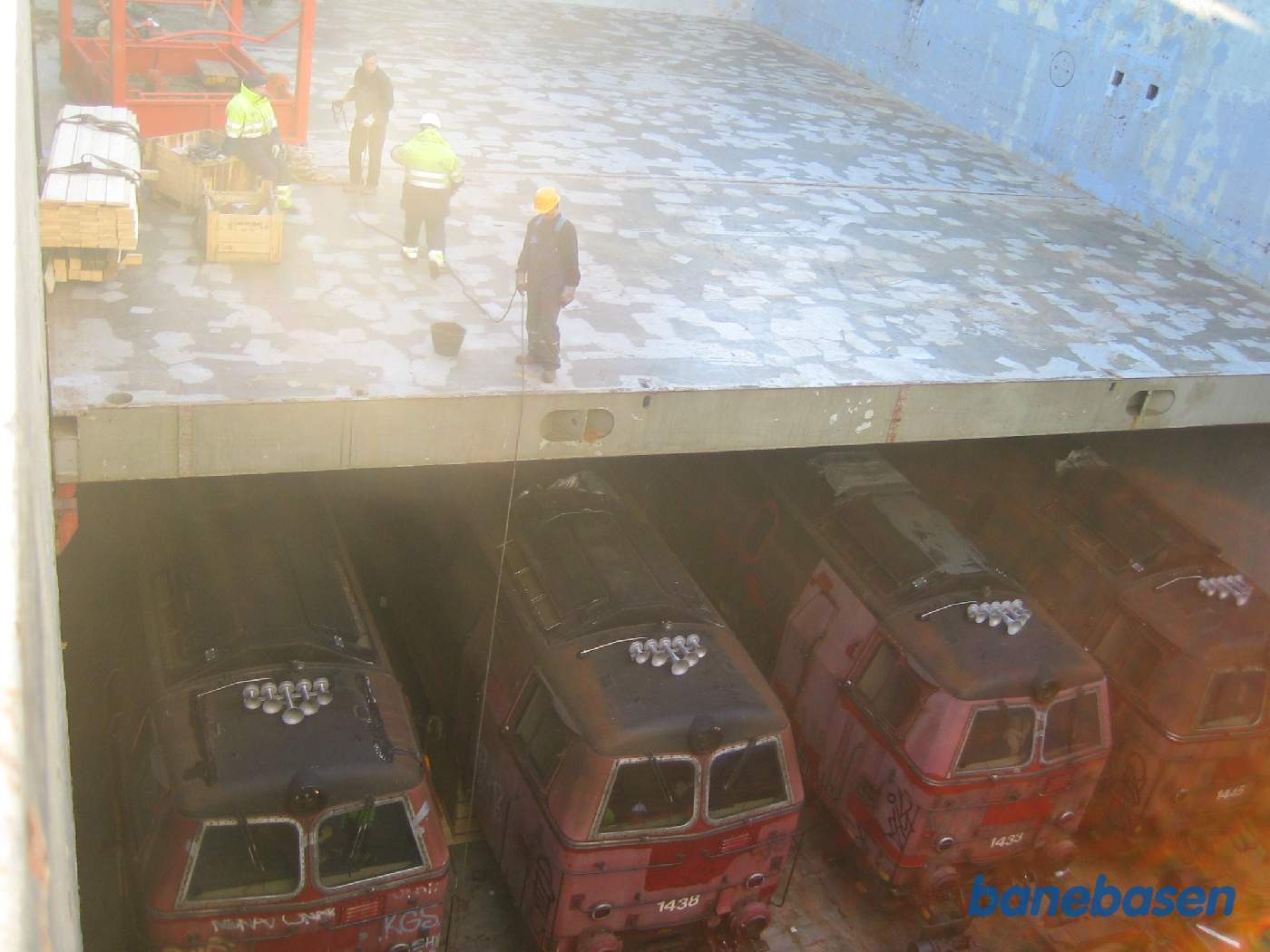 De 4 første vognkasser er anbragt nederst i lastrummet og mellemdækket delvist lagt på