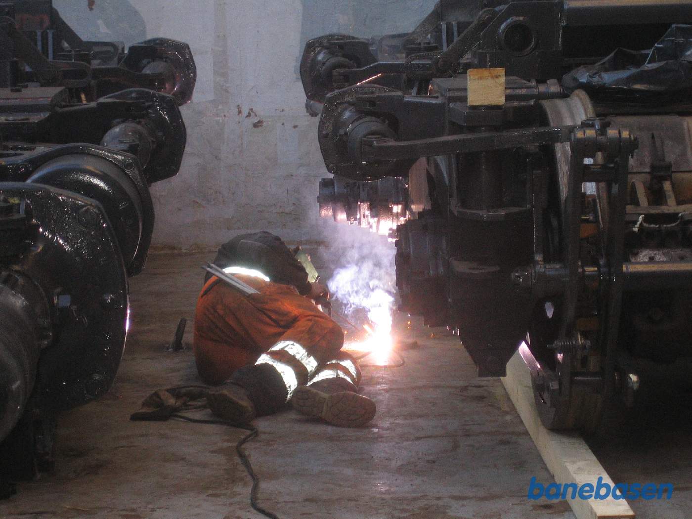 Der svejses beslag fast til dækket således, at bogierne ikke kan bevæge sig under sejladsen