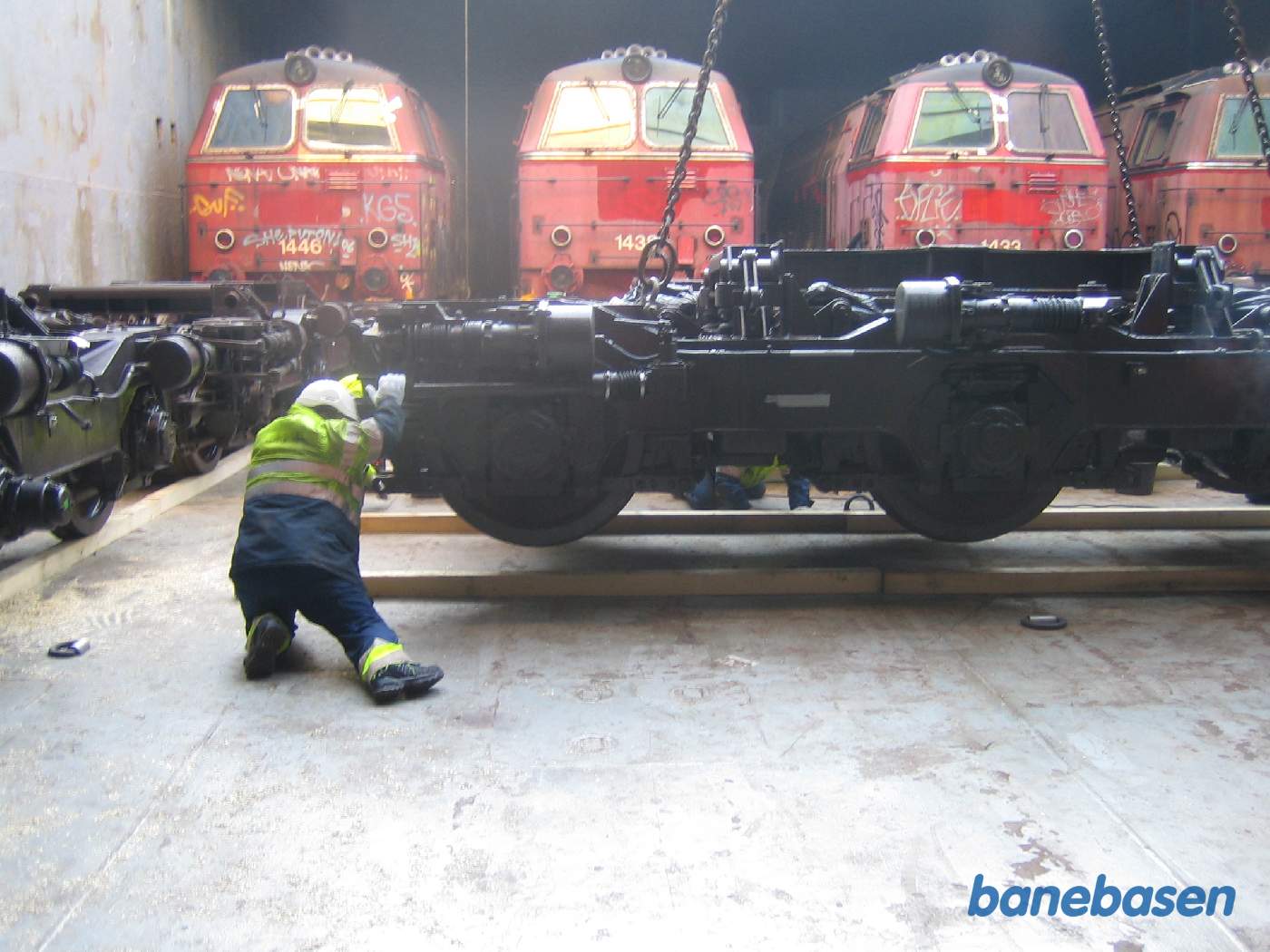 Den næste bogie er på vej ned i bunden af lastrummet. Bogierne stilles på trælægter der virker som skinner, så flangerne på hjulene ikke ødelægges