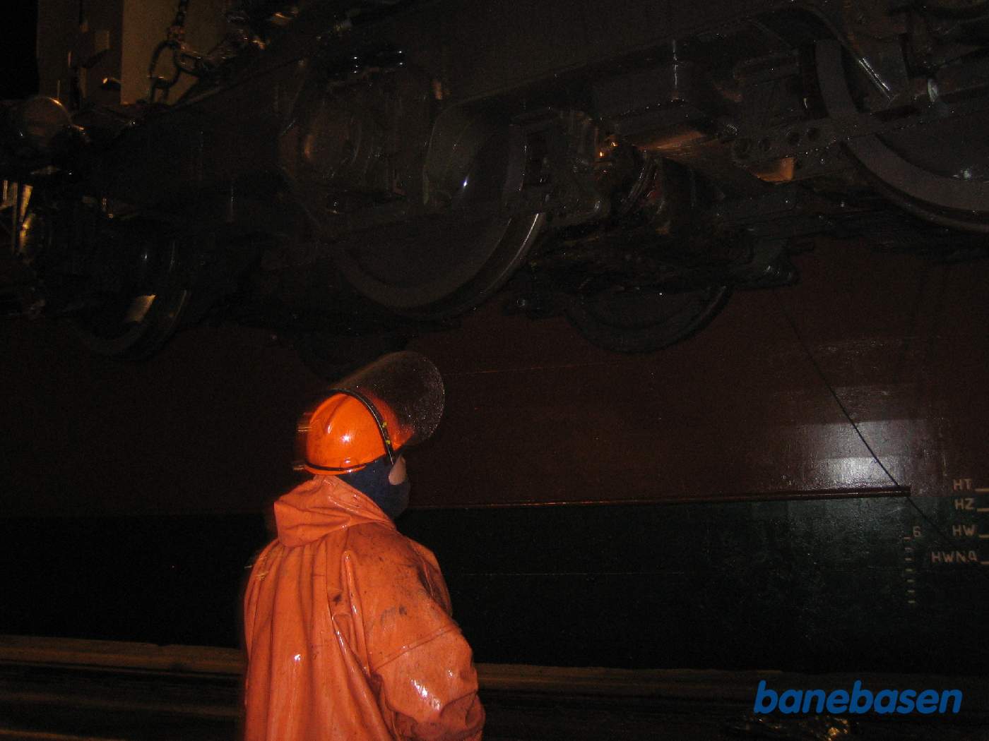 En bogie inspiceres inden løftes ombord