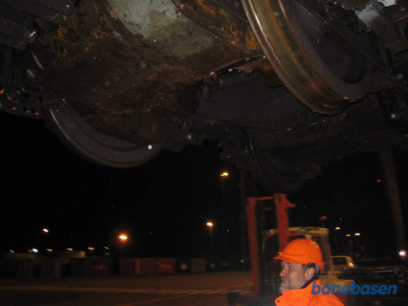 En bogie inspiceres inden løftes ombord