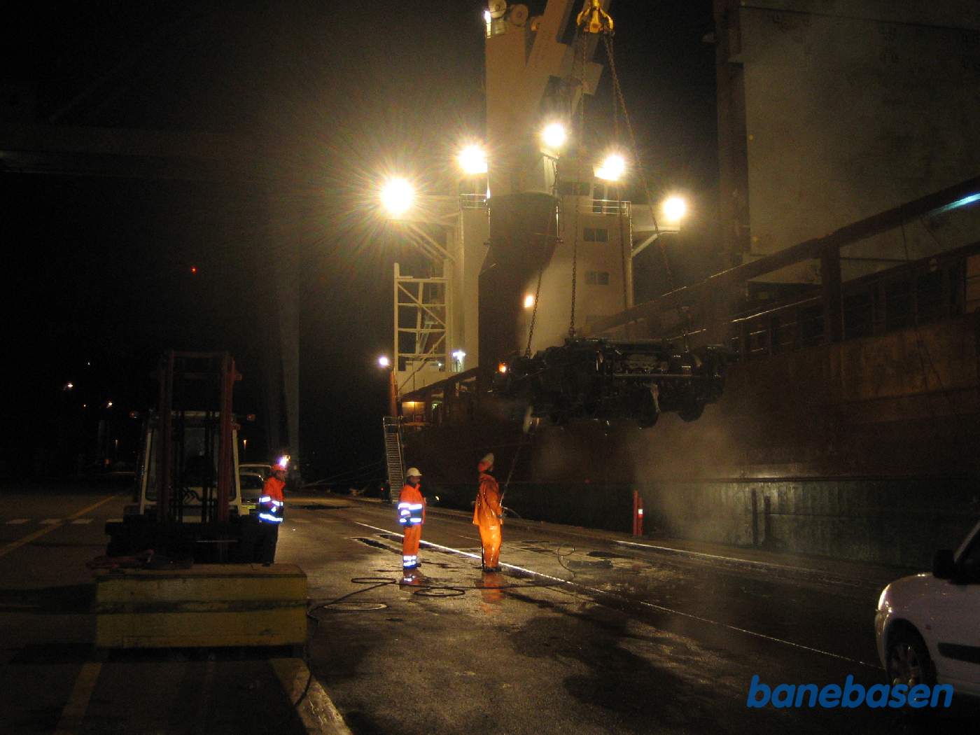 Nok en bogie spules neden under i lommelygtens skær