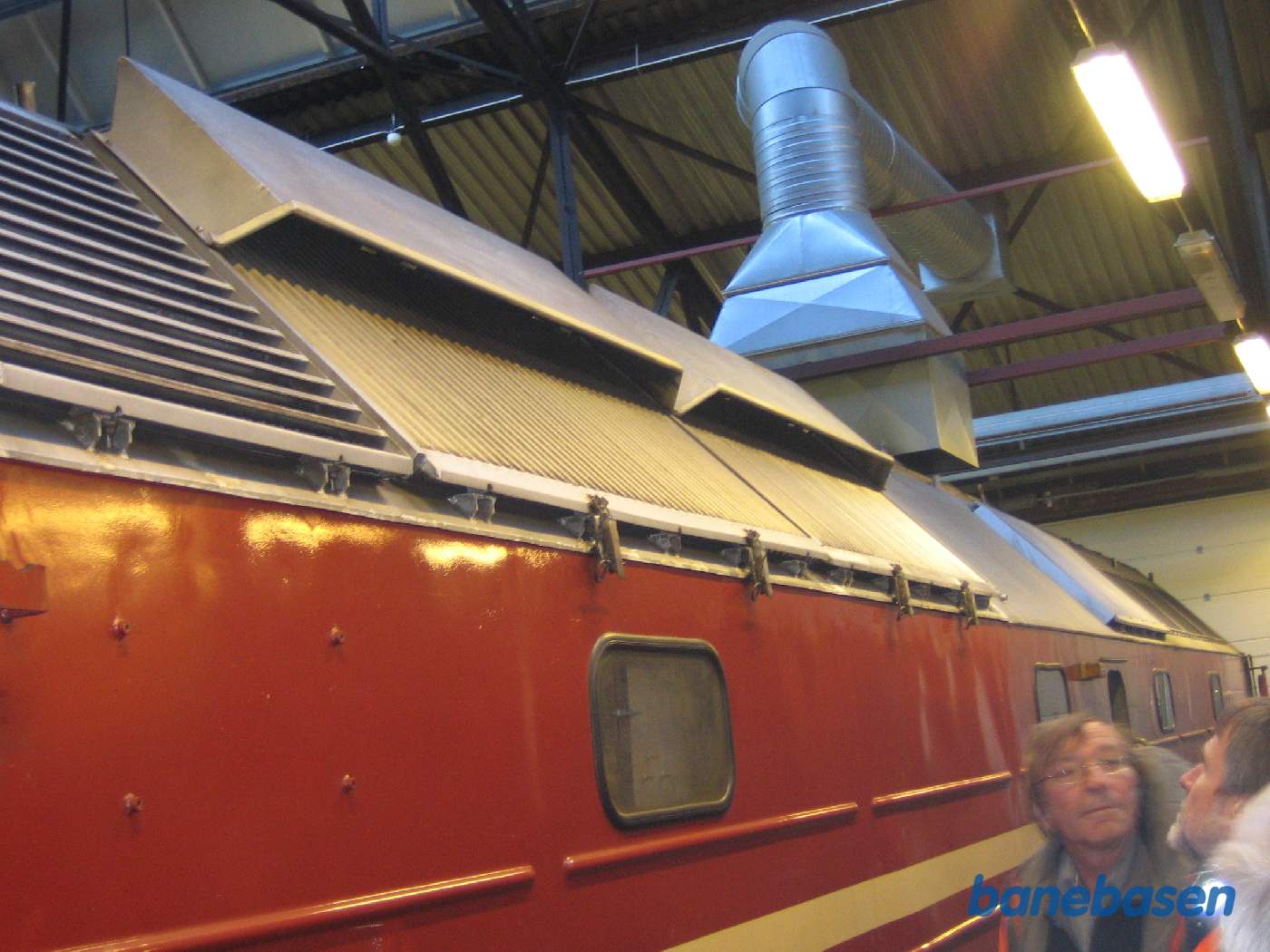 2 DSB folk kigger på luftindsugningen