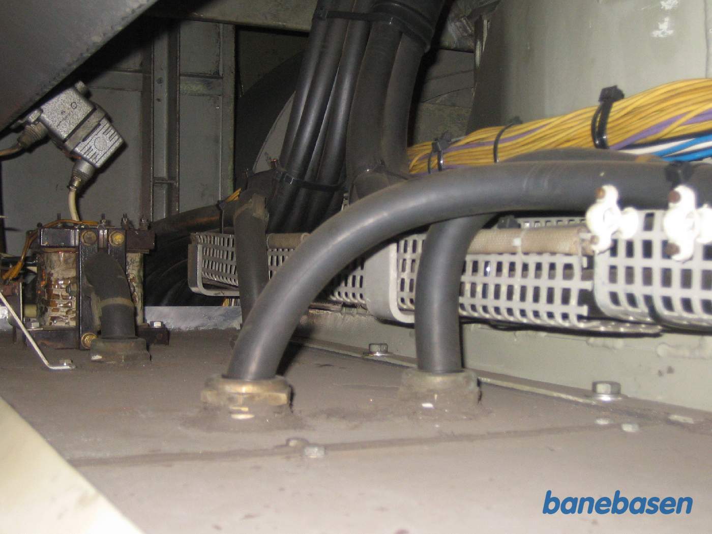 Toppen af apparatskabene til højspændingsvekselretterne der laver strøm til banemotorerne