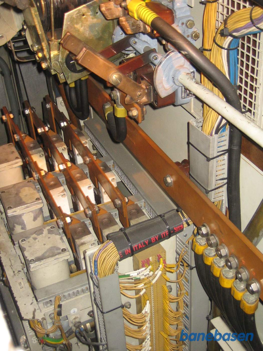 Et kig ind i et af apparatskabene til højspændingsvekselretterne der laver strøm til banemotorerne