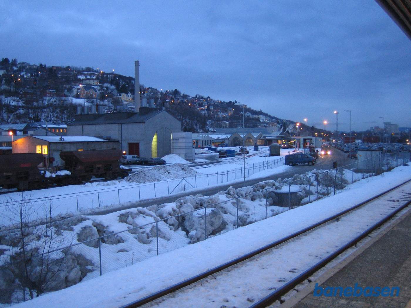 Næste morgen ankom vi med lokaltog til den lokale station hvorfra der er et godt vue ind over værkstedsområdet