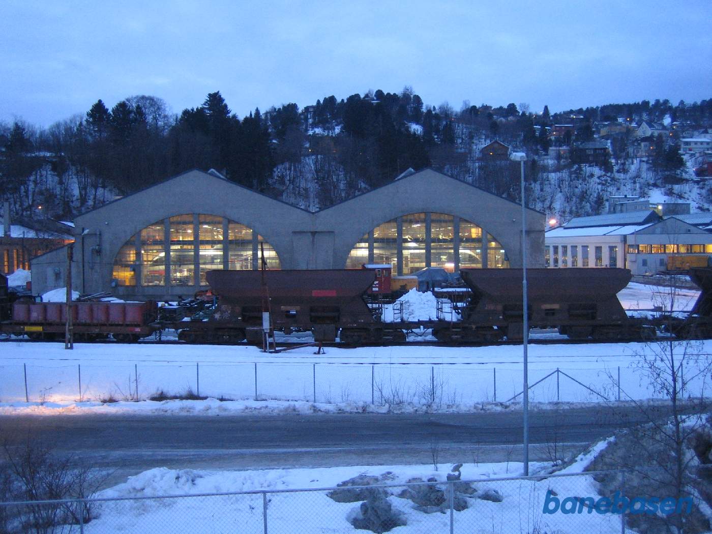 Næste morgen ankom vi med lokaltog til den lokale station hvorfra der er et godt vue ind over værkstedsområdet