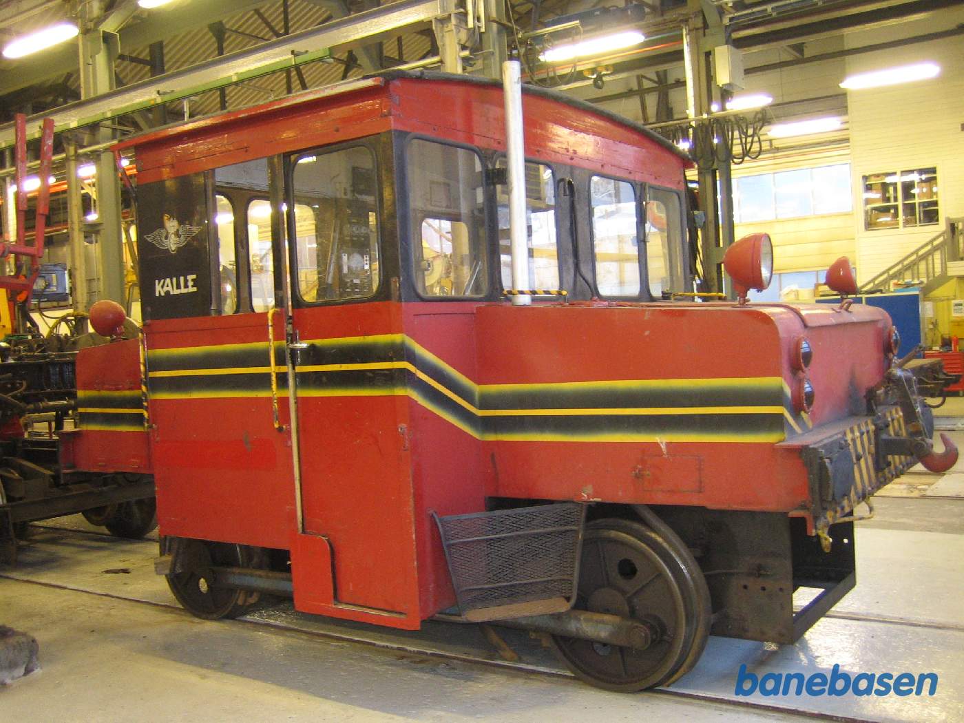 Et morsomt lille motorkøretøj med kobelstænger mellem for og baghjul