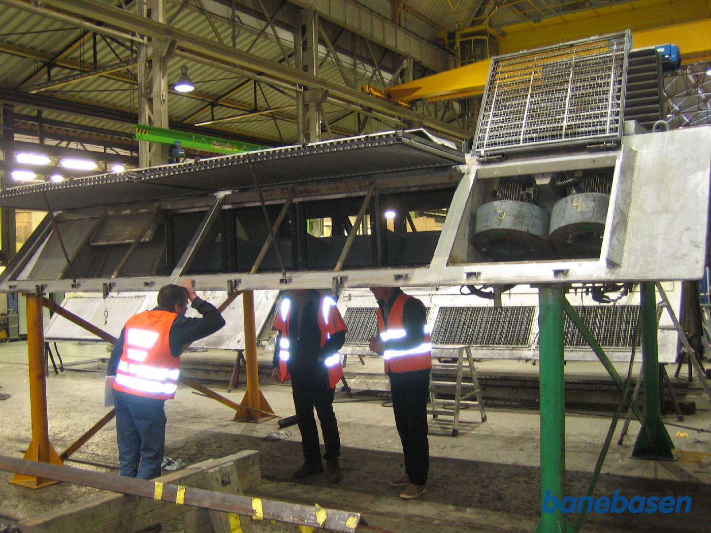 DSB folkene inspicerer tagsektionen med vognkassefiltrene