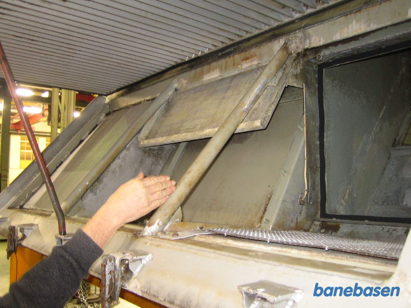 DSB folkene inspicerer tagsektionen med vognkassefiltrene