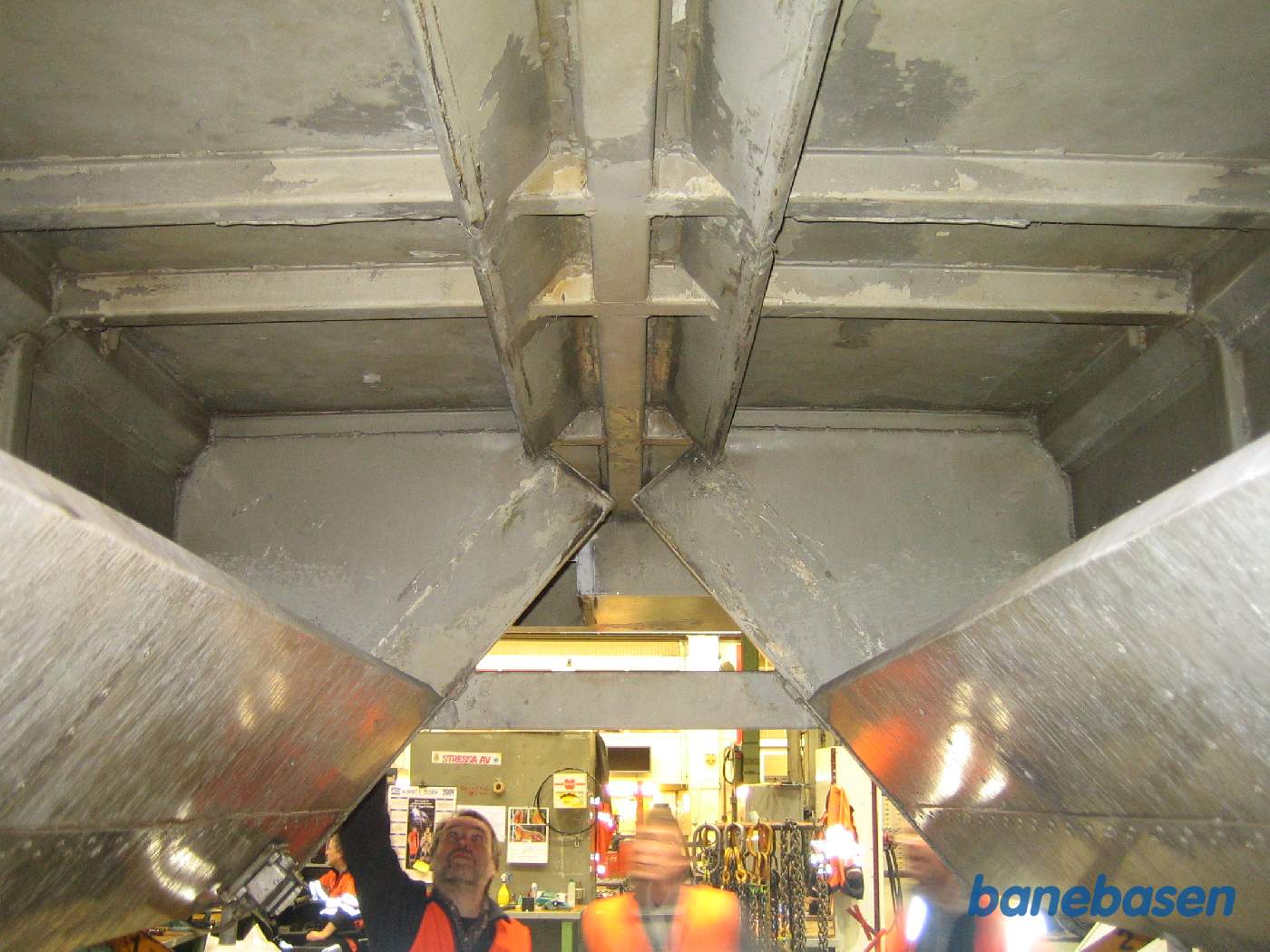 DSB folkene inspicerer tagsektionen med vognkassefiltrene