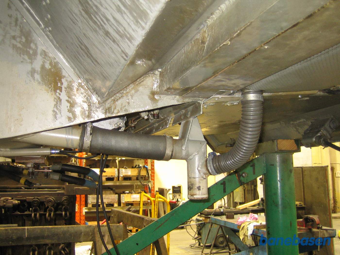 DSB folkene inspicerer tagsektionen med vognkassefiltrene, her nedløbsrøret fra tagregn