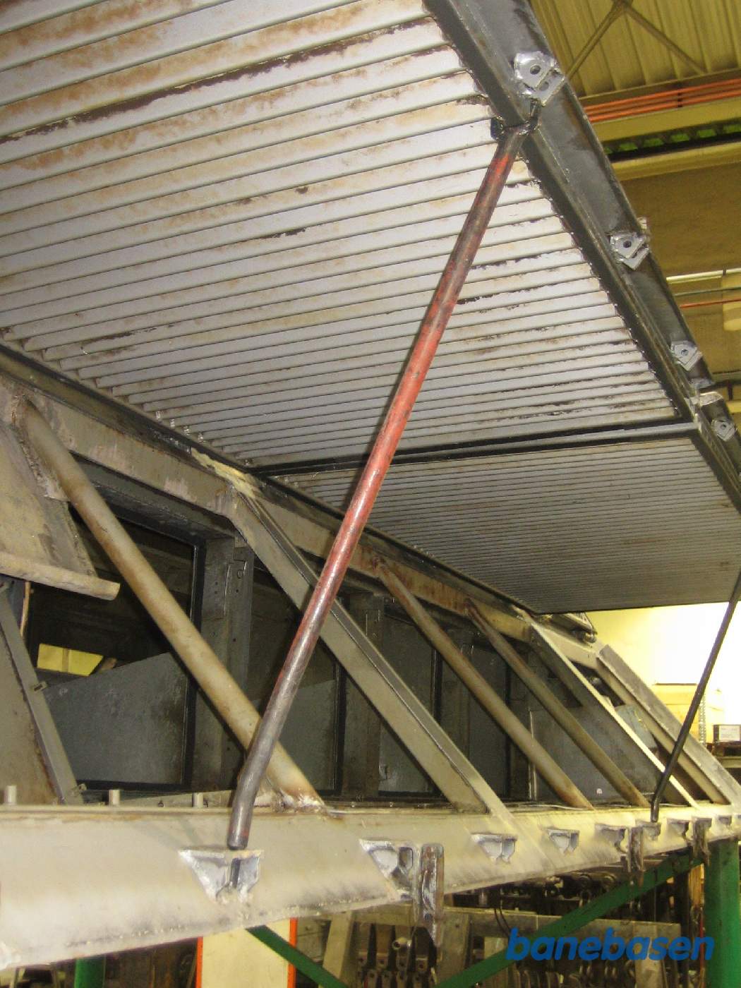 DSB folkene inspicerer tagsektionen med vognkassefiltrene