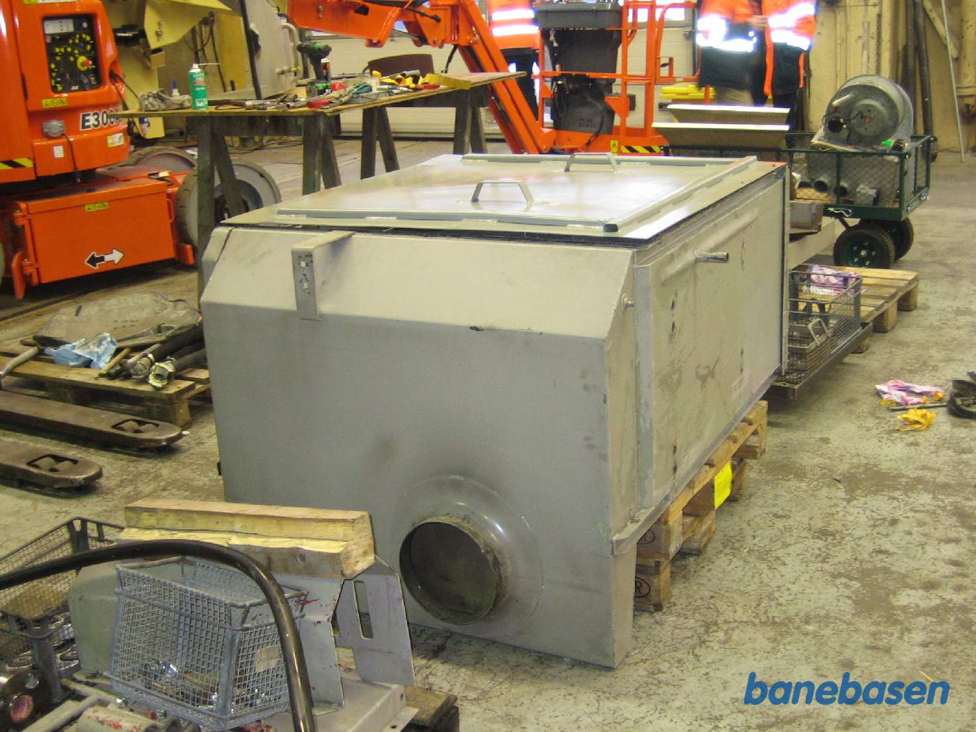 En grå kasse til lokomotivet