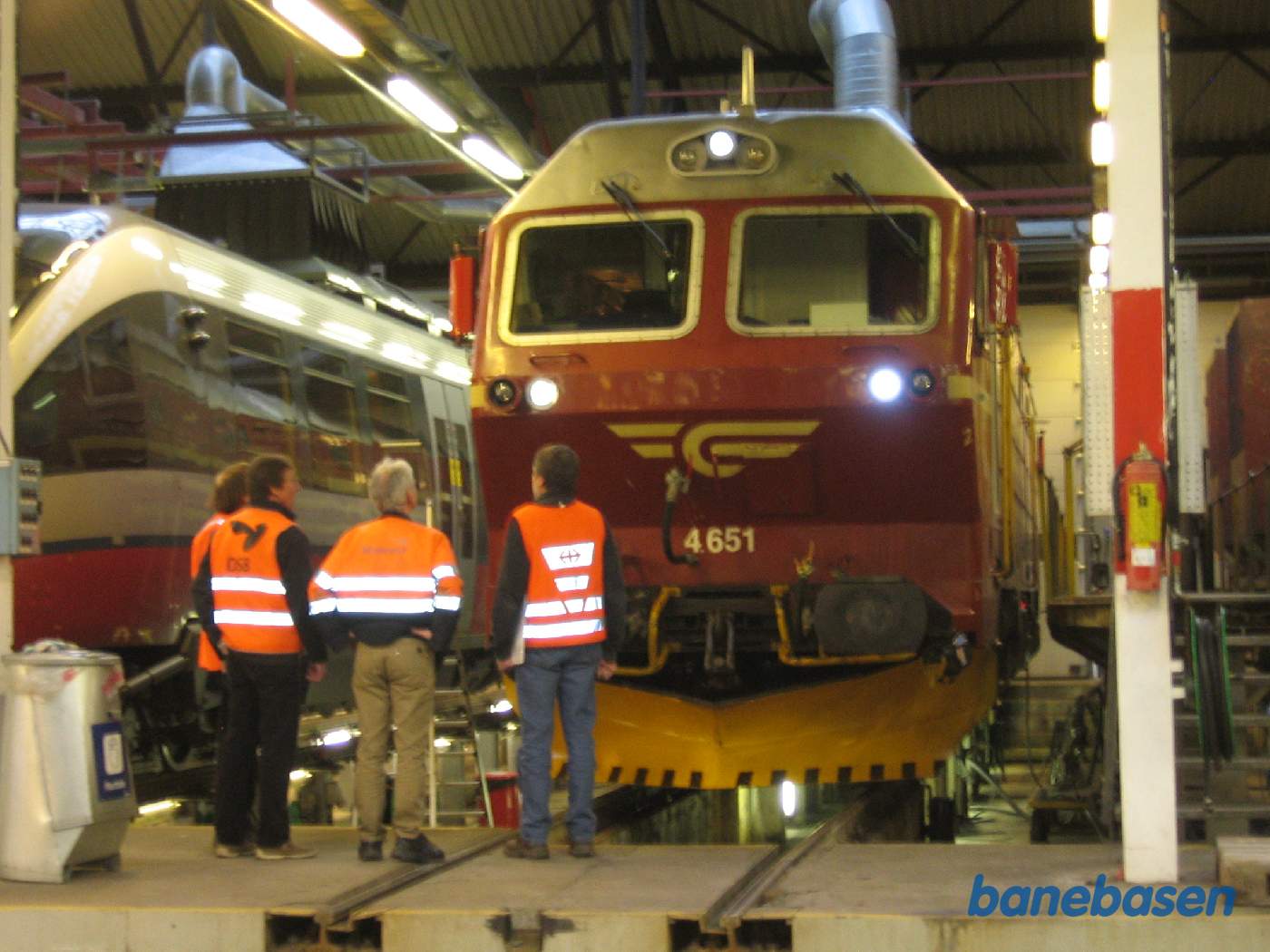 DSB folkene kigger på et opstartet dieselelektrisk lokomotiv