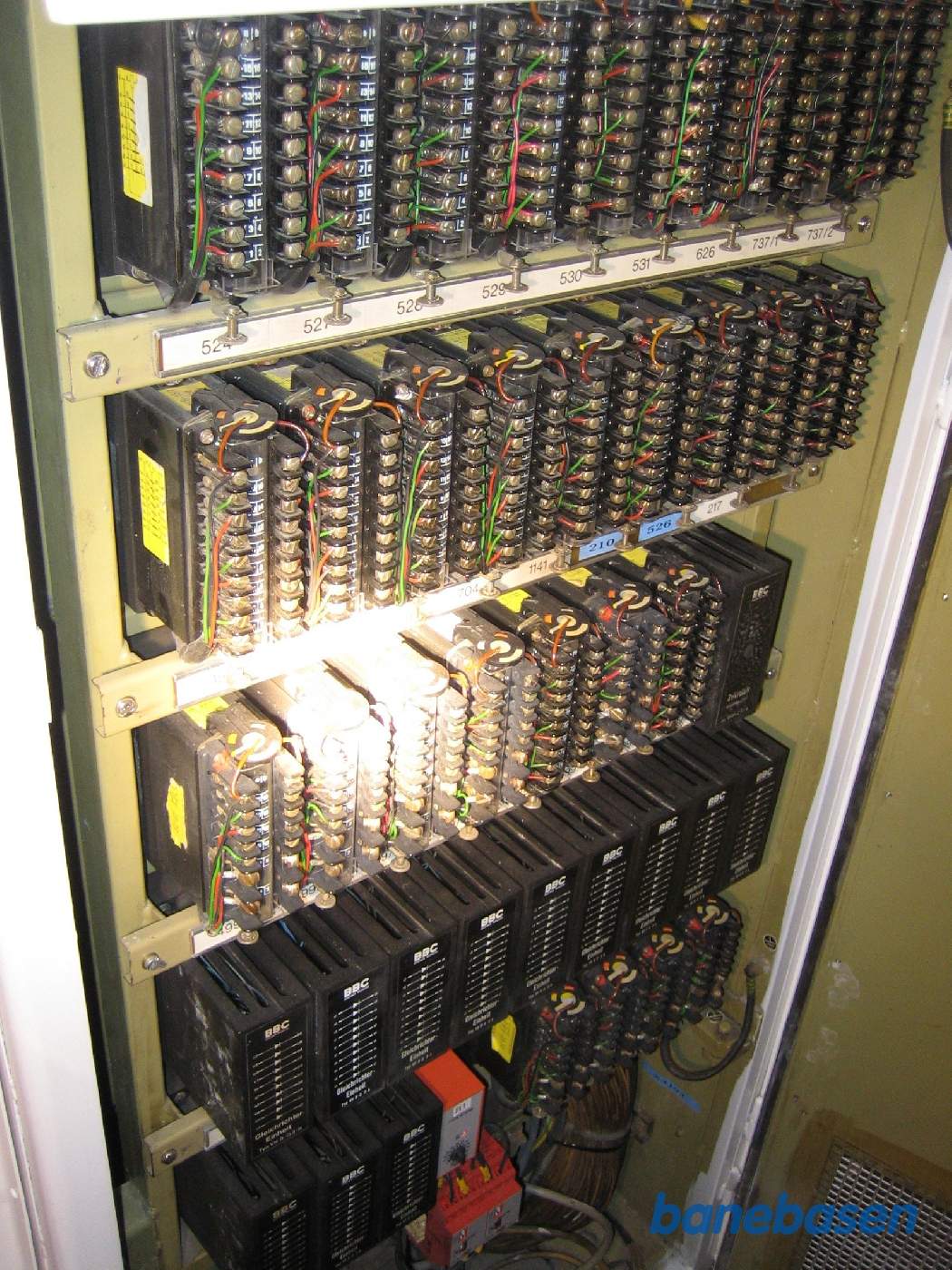 Apparatskab med relæer