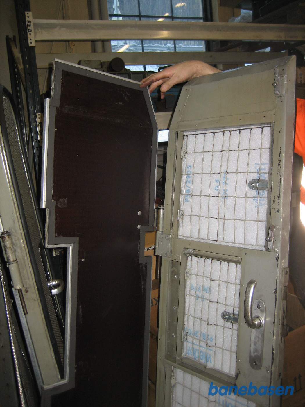 En dør med støjabsorberende materiale