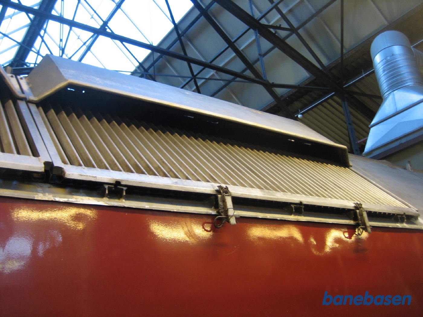 Nærbillede af de nye skærme der reducerer støj og indtrængen af regnvand. Bemærk de 2 snap-låse der gør at man hurtigt kan åbne sidelemmen og skifte filterne inde bagved