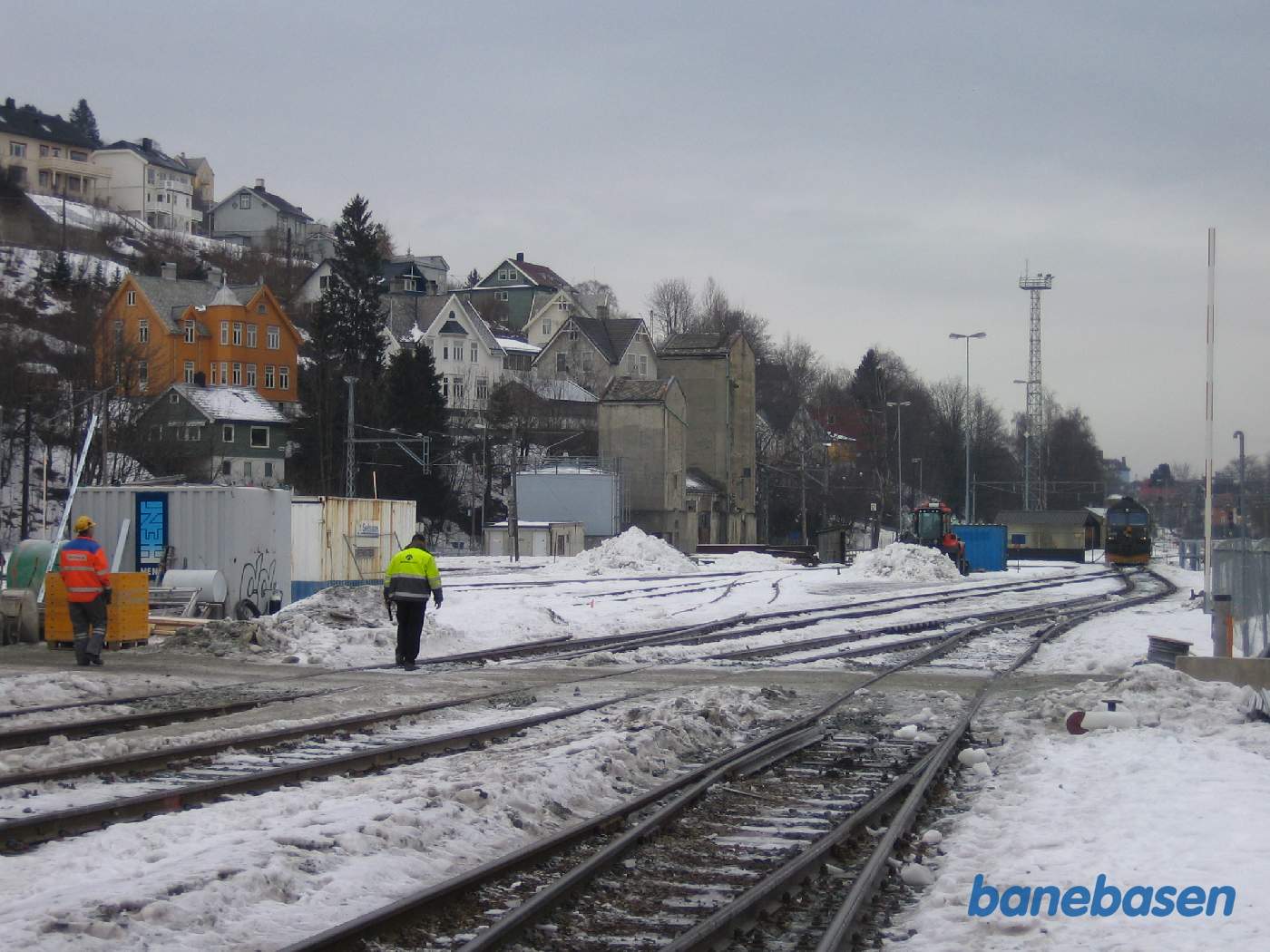 Et vue ud over sporene der fører ind til værkstedet