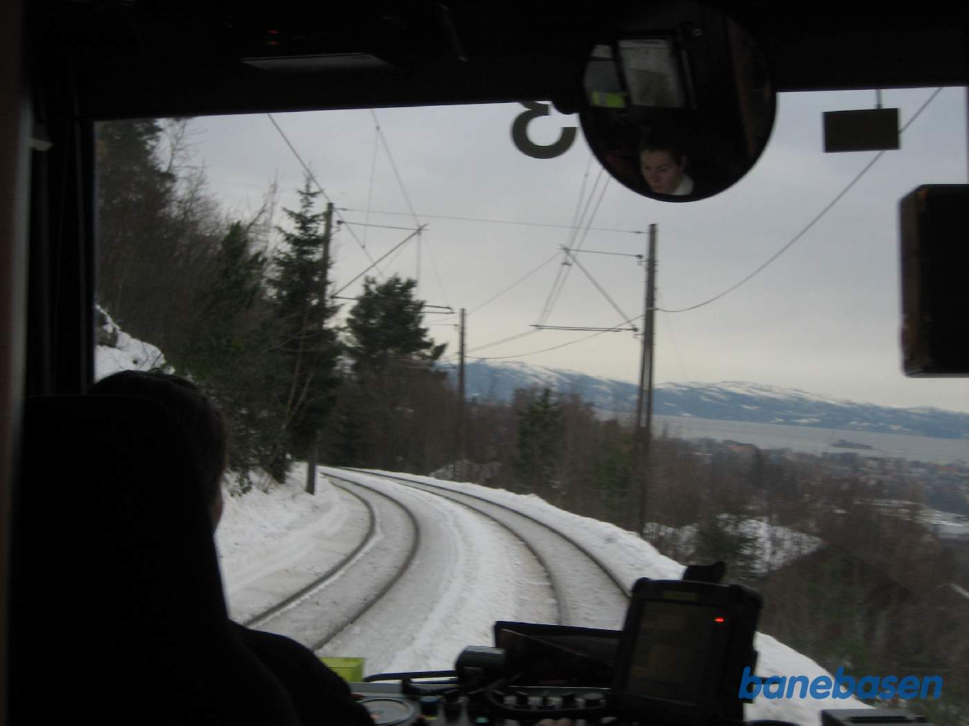 På vej ned mod centrum er der mange steder et flot vue ud over byen og vandet