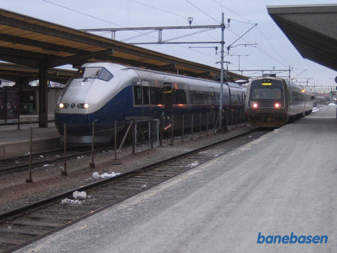 Billede af 2 tog ved perron på stationen