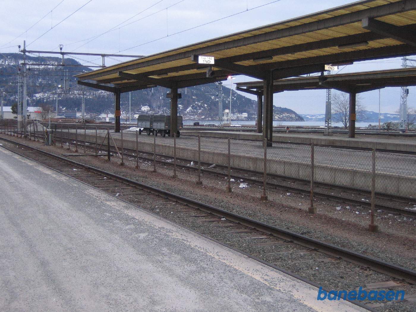 Et vue ud over perronerne og vandet lige bag ved stationen