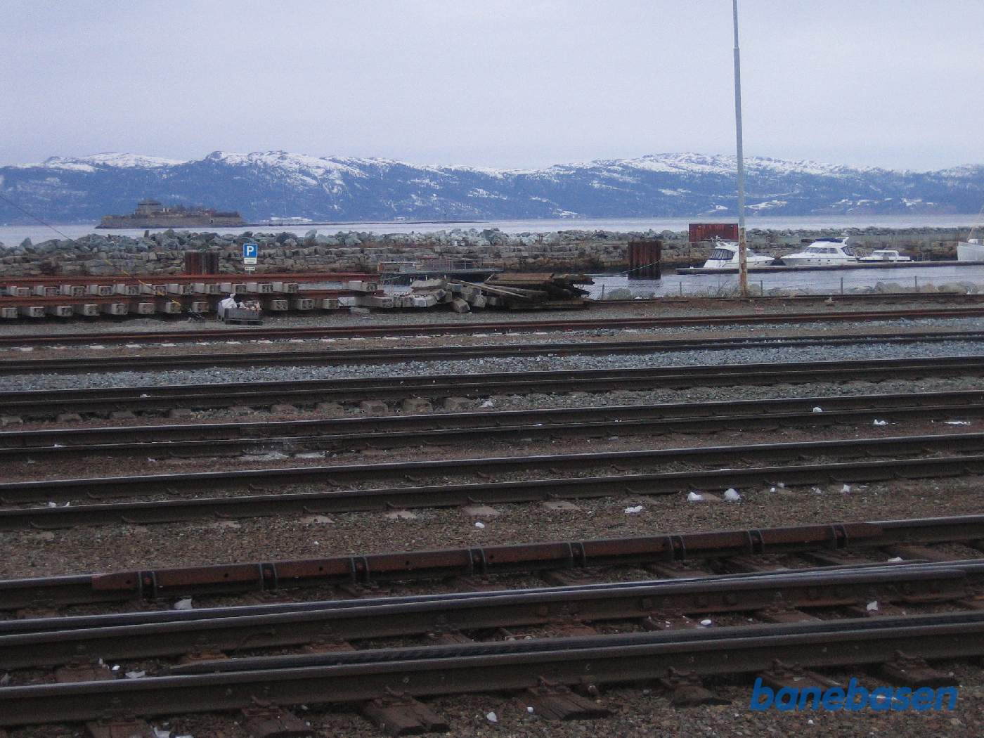 Et vue ud over godssporene og vandet lige bag ved