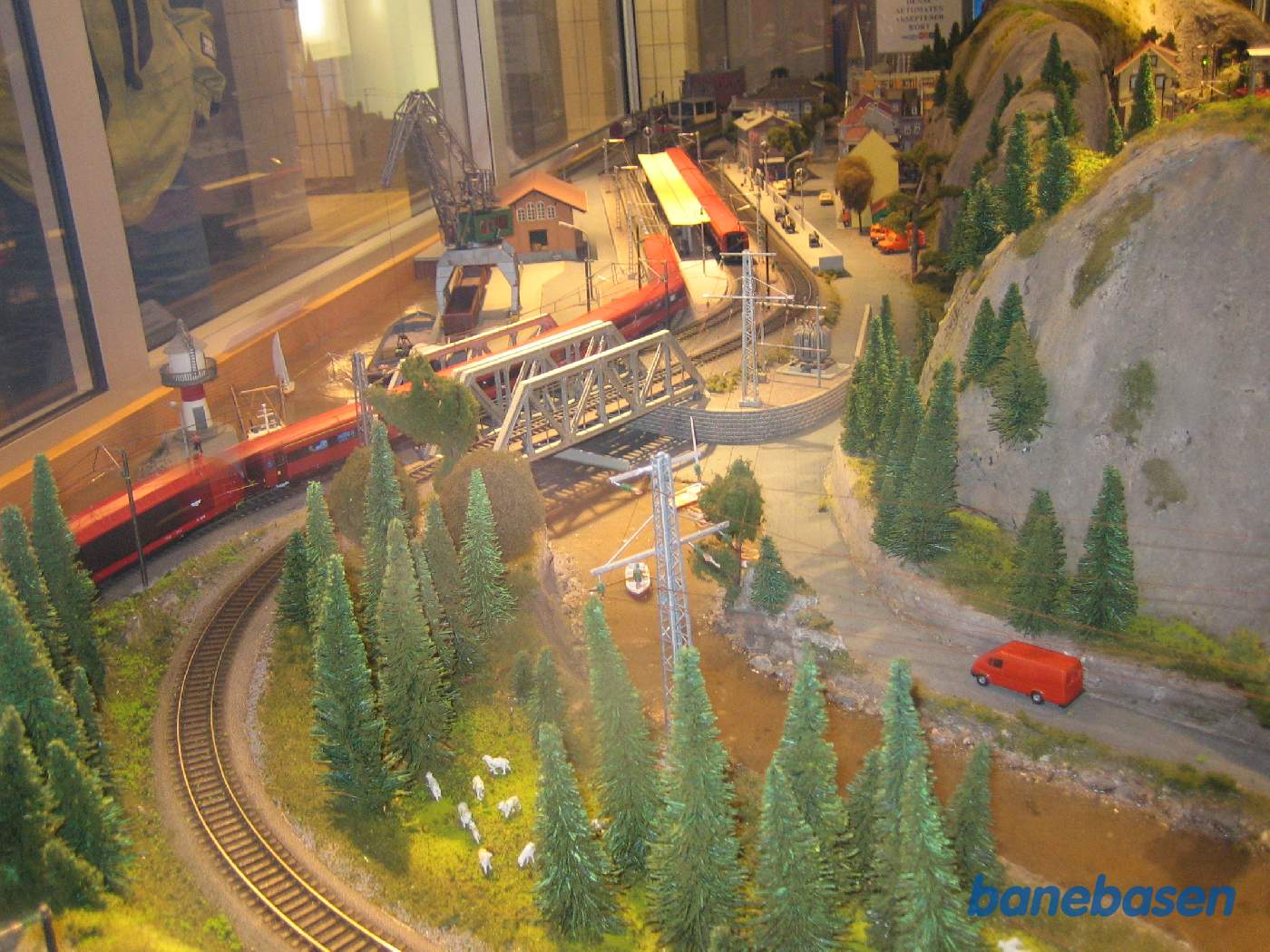 I stationens ventesal fandt vi et modelbanetog