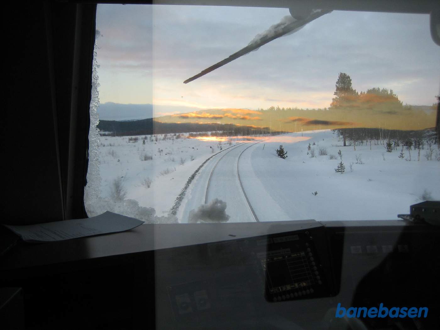 Foto ud gennem frontruden et sted mellem Røros og Trondheim inden solen gik helt ned