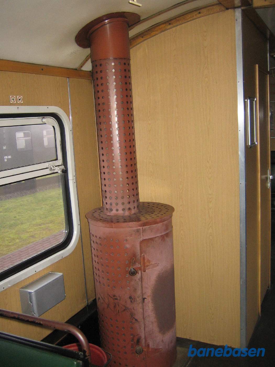 Varmeovnen midt i vognen