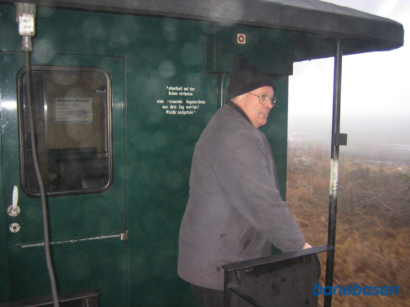 En turist nyder turen på en af de åbne endeperroner