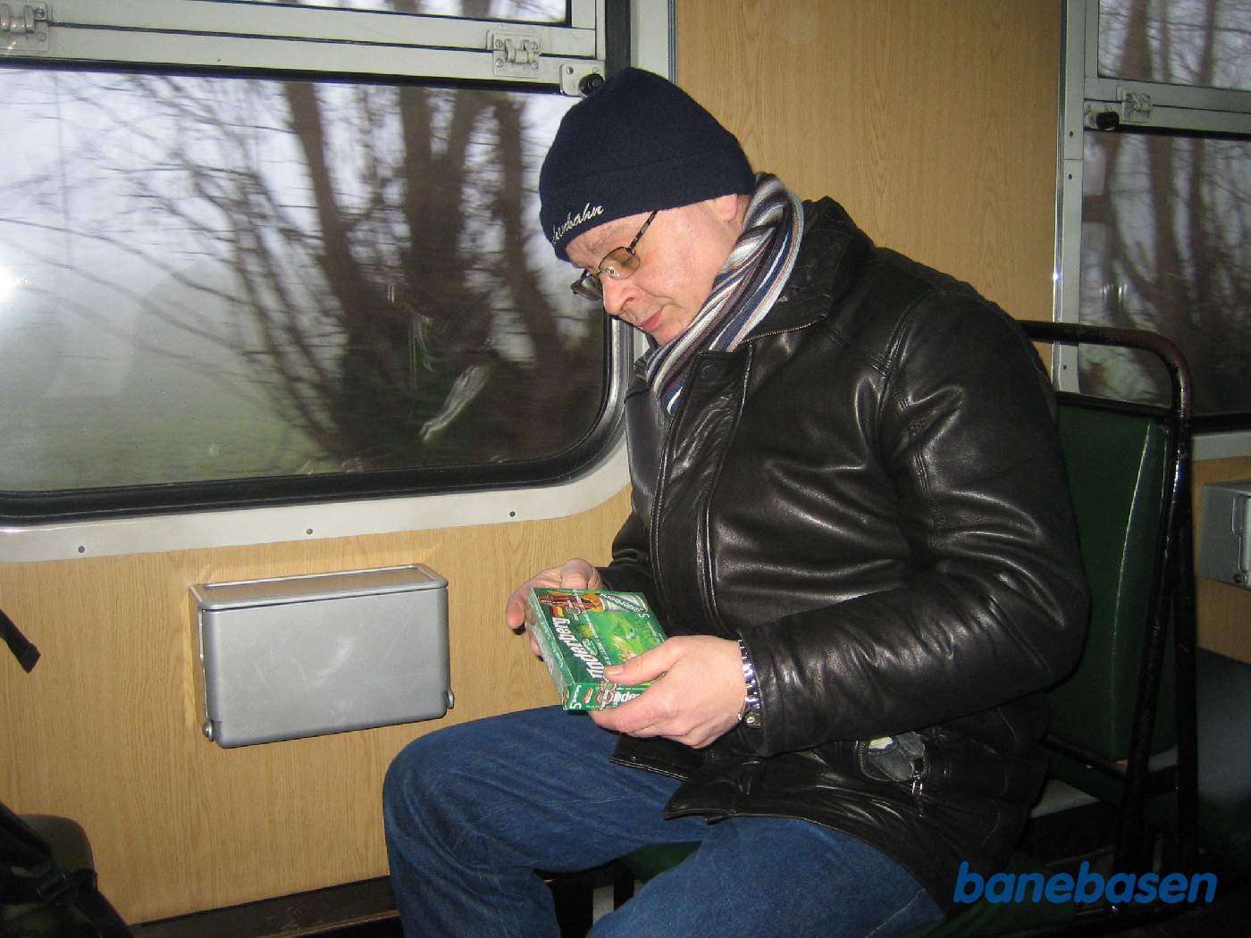 En turist i personvognen skal lige til at åbne en æske med Underberg flasker