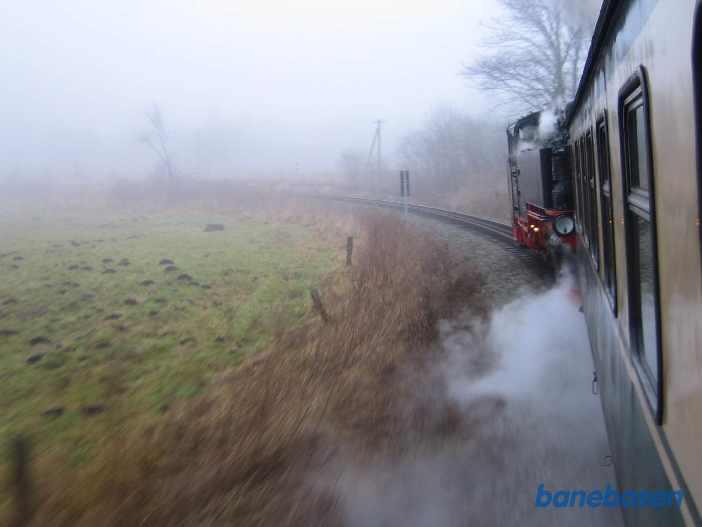 Toget kører i en kurve