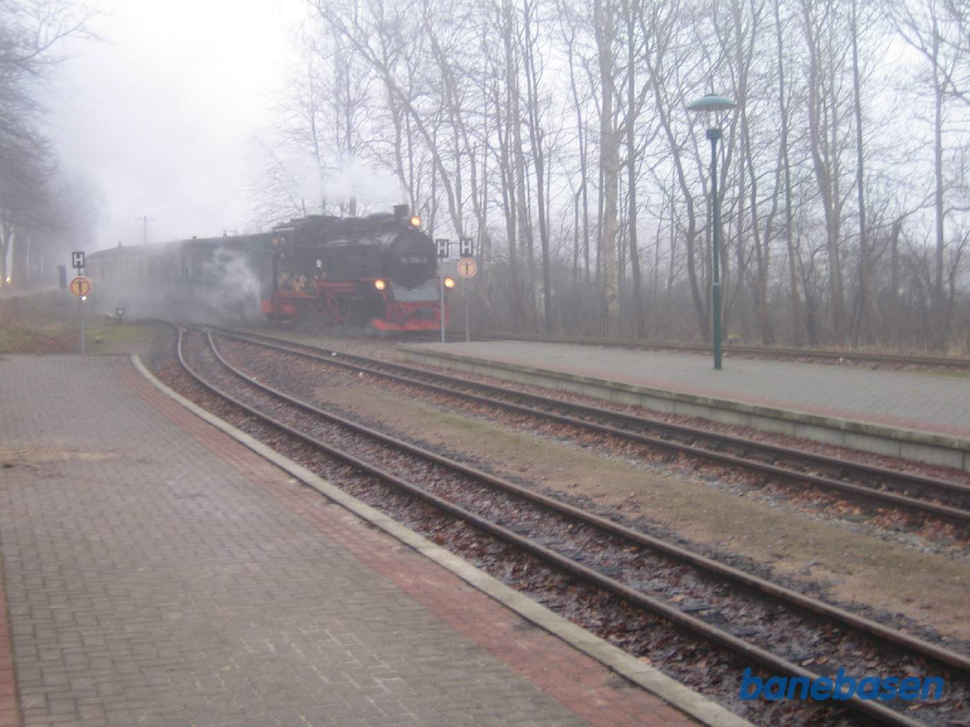 Damptog på vej ind på stationen i retning mod Putbus