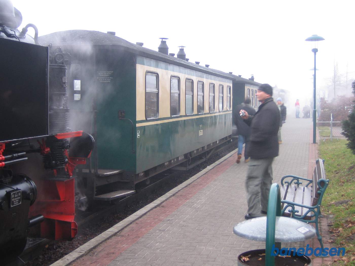 Damptoget holder ved perron