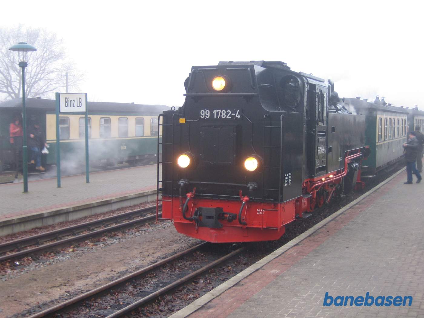 Billede at 2 damptog på stationen. Toget til højre er på vej til Göhren