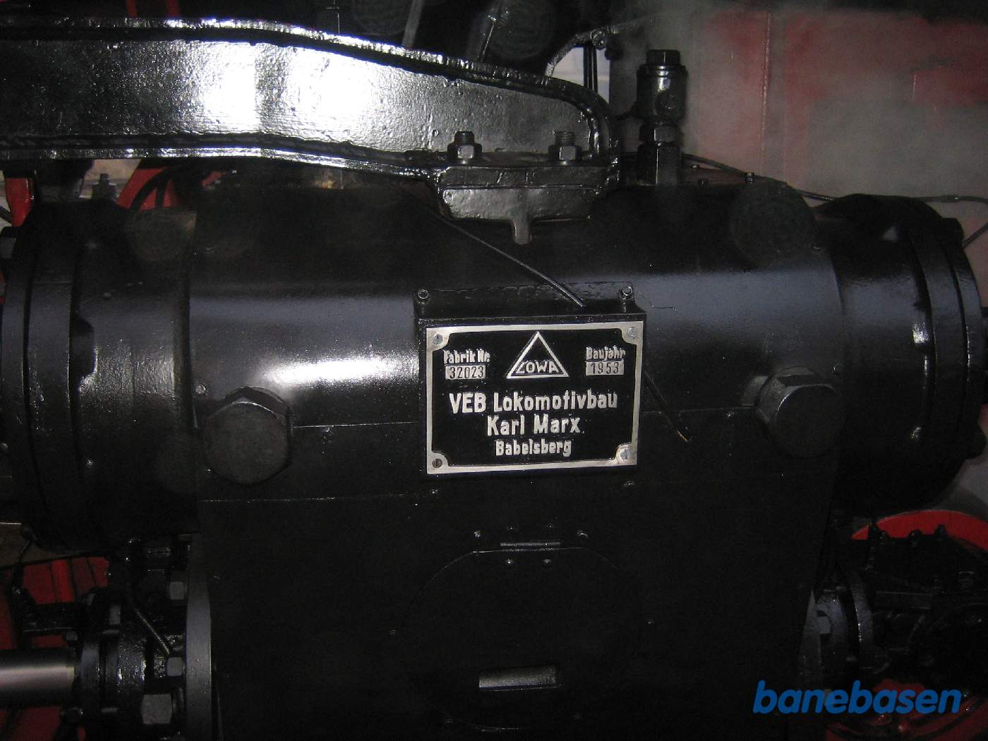 Nærbillede af fabriksskiltet på siden af damplokomotivet