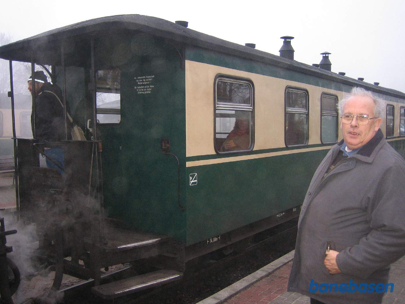 En turist på perronen kigger i retning af damplokomotivet