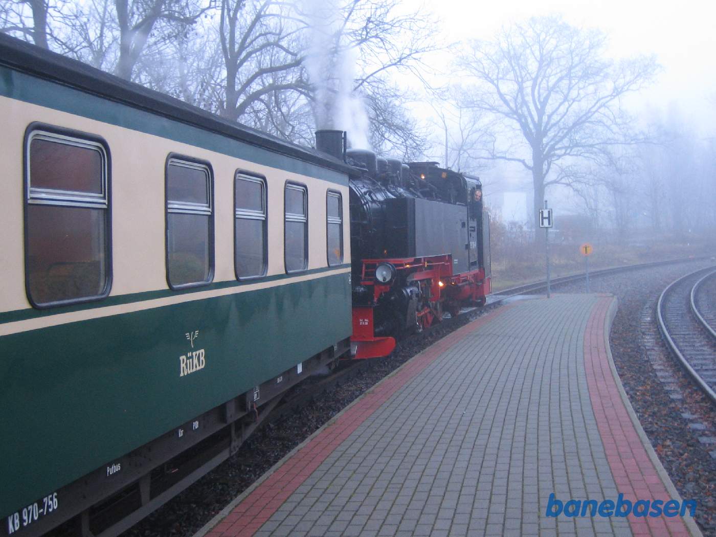 Toget holder ved perron og fyrbøderen kigger efter togføreren