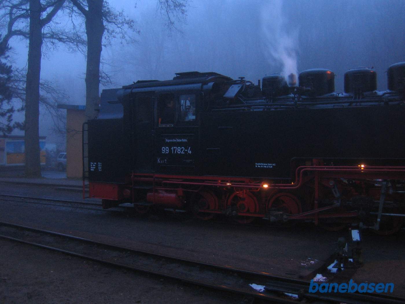 Aftenstemning i Göhren - damplokomotivet er klar til at løbe om