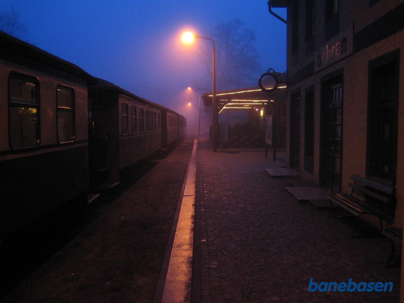 Aftenstemning i Göhren - persontogets vogne holder ved perronen, stationsbygningen til højre og toiletterne i den lille bygning længere fremme