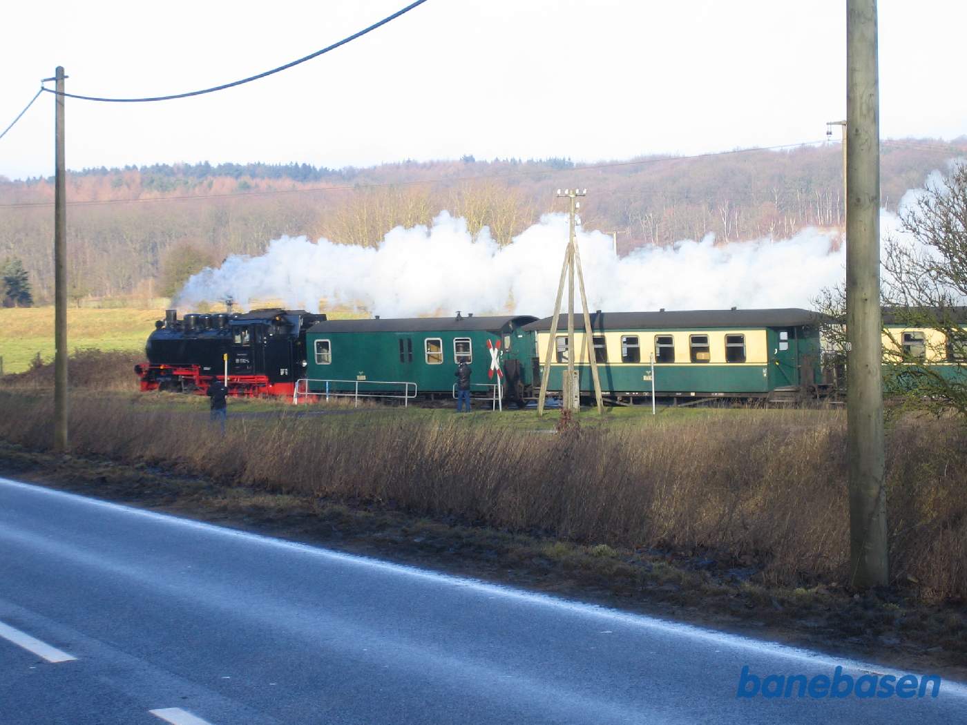Samme sted, men nu har toget passeret fotografen. 2 andre fotografer ses nedenfor på den anden side af vejen