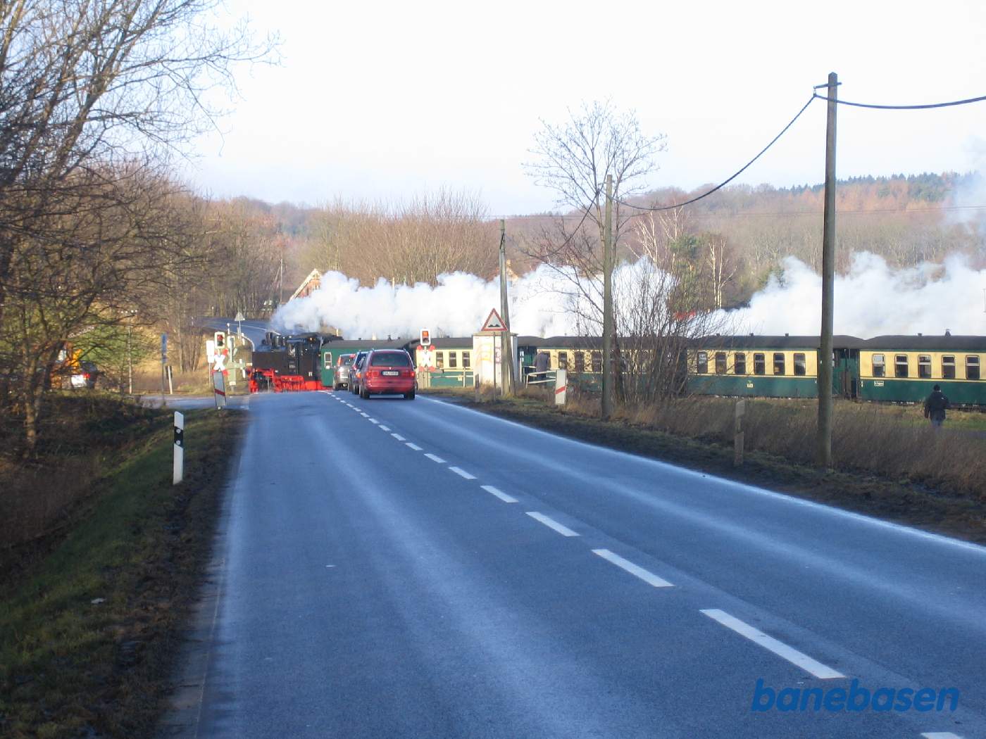 Samme sted, men nu har toget passeret fotografen og på vej over vejen. 2 andre fotografer ses nedenfor på den anden side af vejen