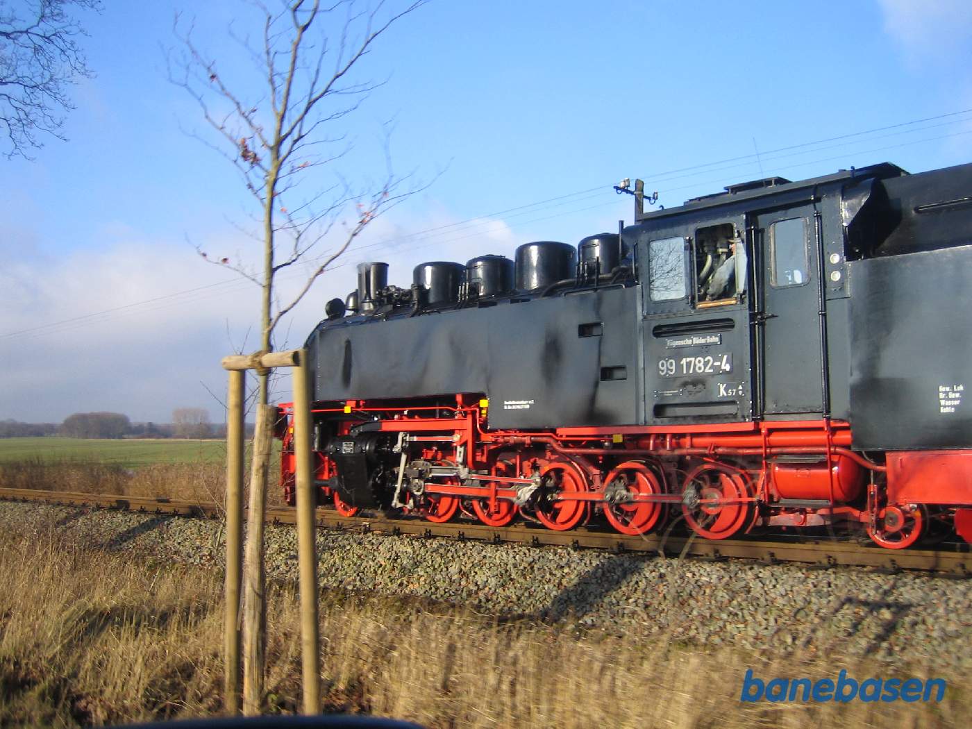 Et skud ud af vinduet på en kørende bil