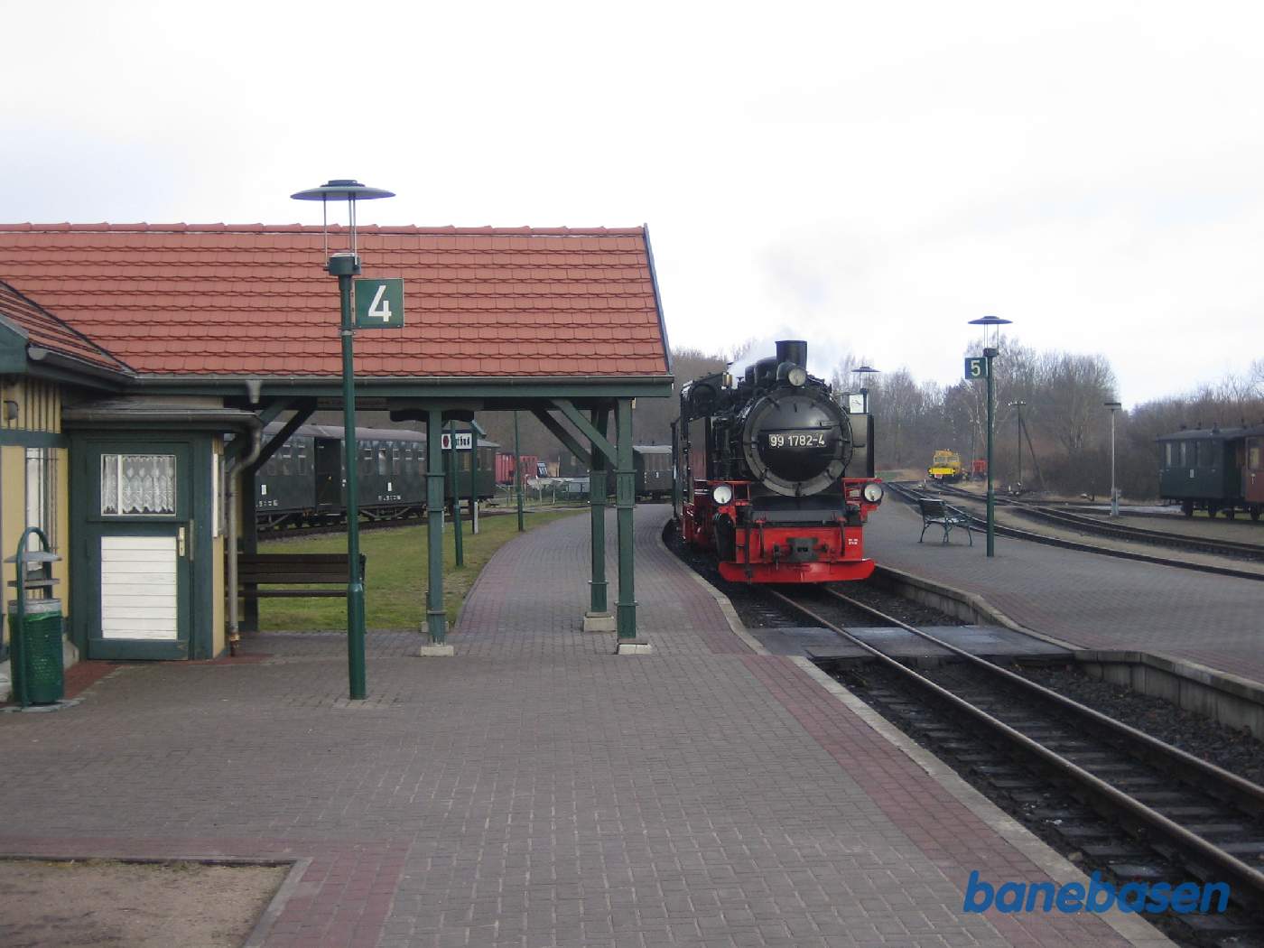 Damptoget på vej ind på stationen