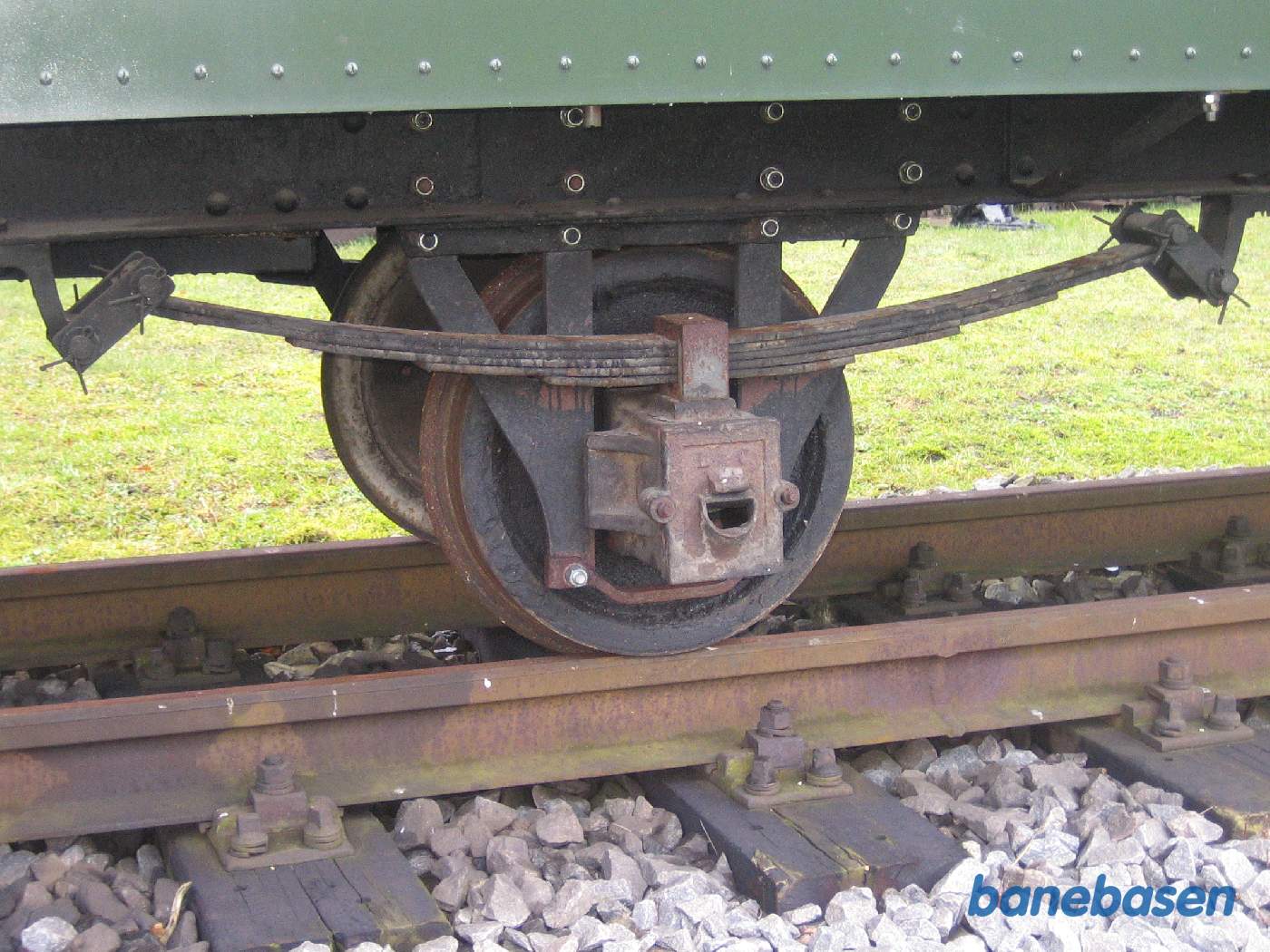 Nærbillede af en akselkasse, hvor smøreolielåget mangler, så der kan komme vand i lejet