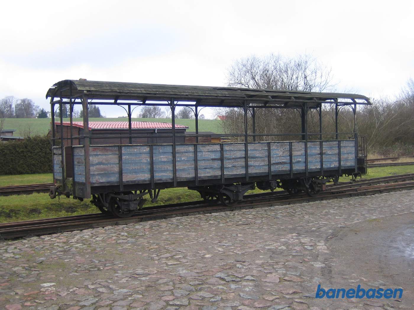 En 3-akslet skovvogn i sidesporet