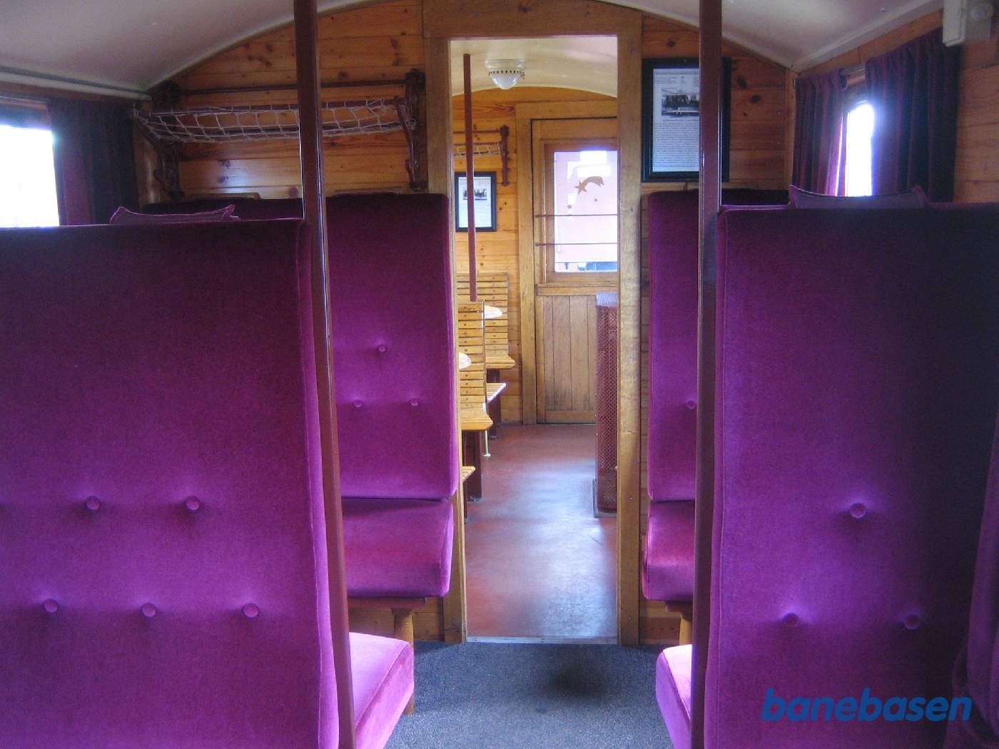 Billede inde i en 2. - 3.klasses vogn